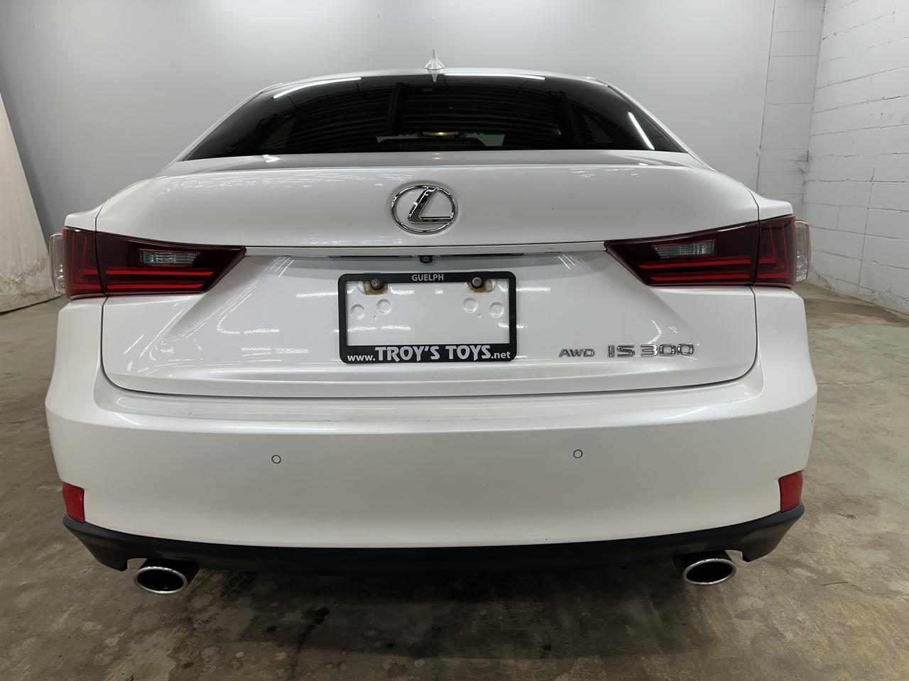 2016 Lexus IS 300 Luxury Photo