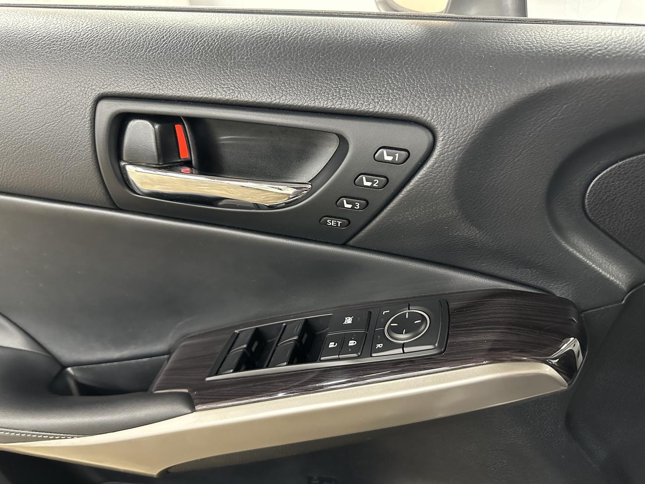 2016 Lexus IS 300 Luxury Photo