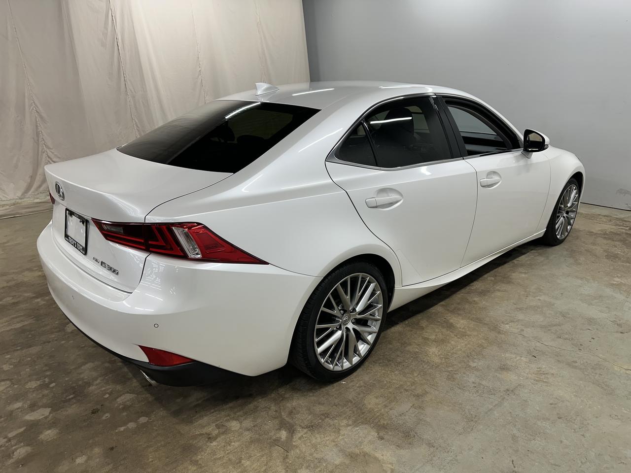 2016 Lexus IS 300 Luxury Photo