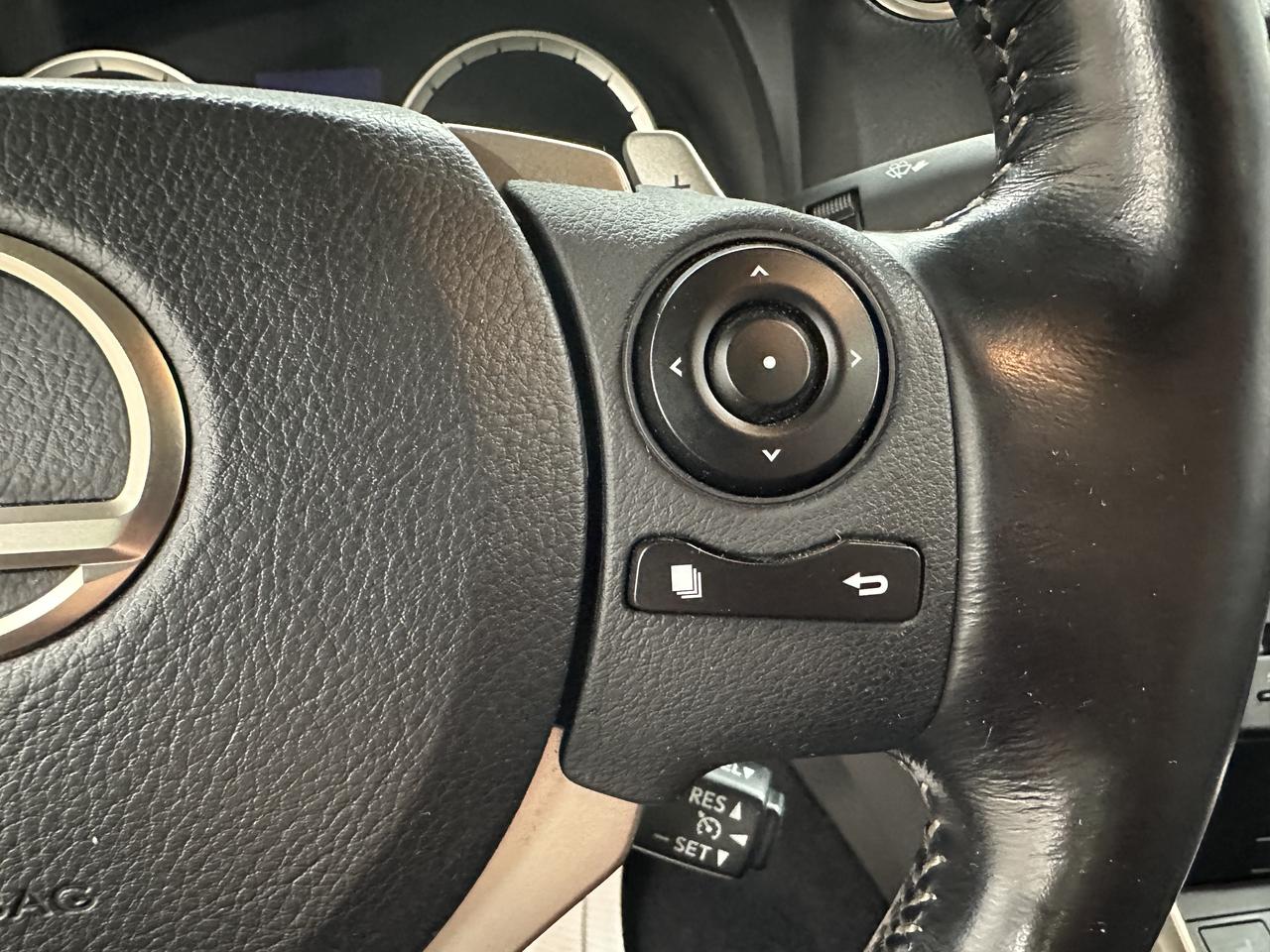 2016 Lexus IS 300 Luxury Photo