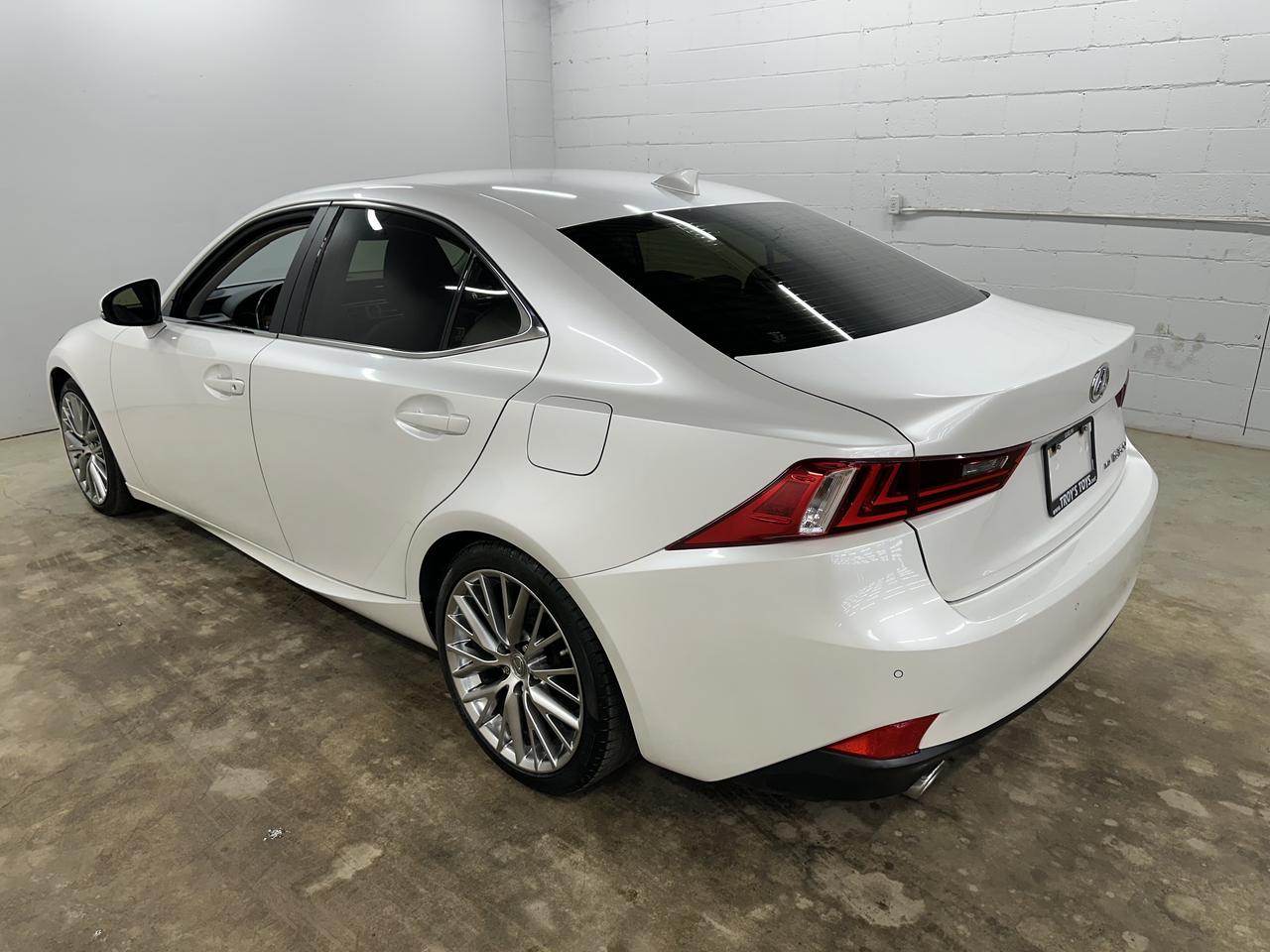2016 Lexus IS 300 Luxury Photo3