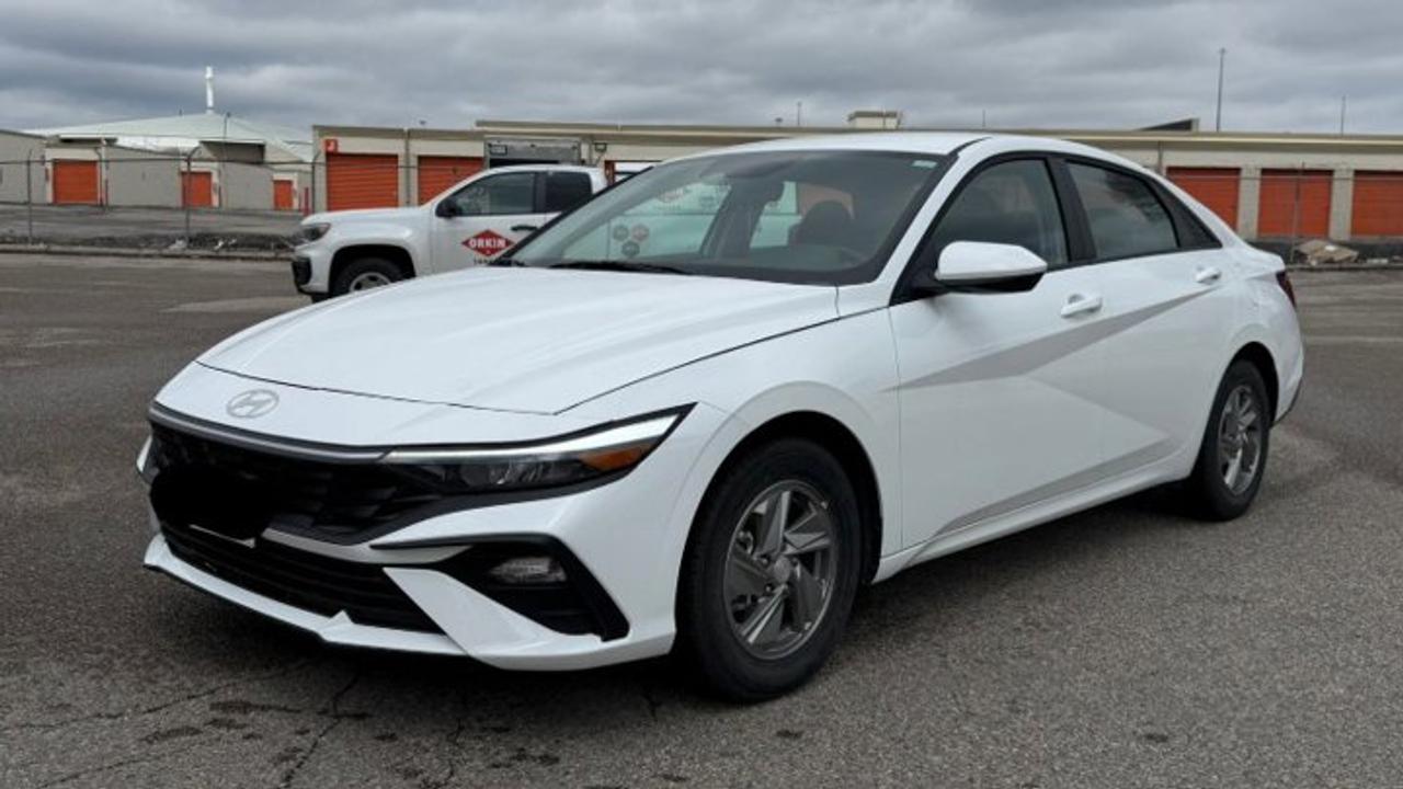 2025 Hyundai Elantra Essential | Heated Seats | CarPlay + Android | Rear Camera | and More ! Photo0