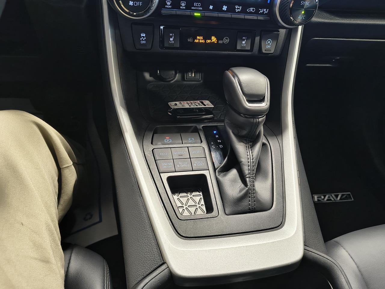 2025 Toyota RAV4 XLE Photo0