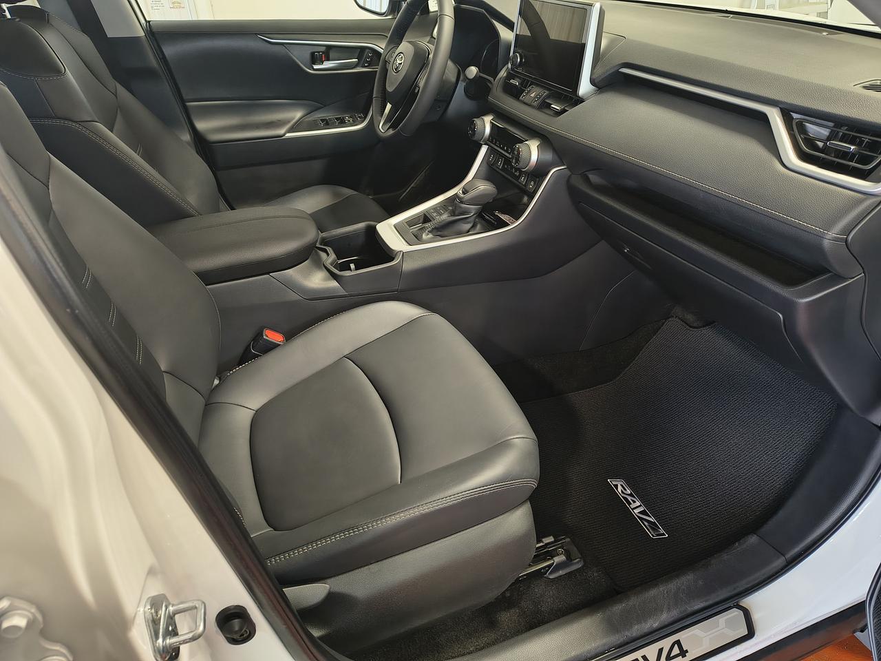 2025 Toyota RAV4 XLE Photo0