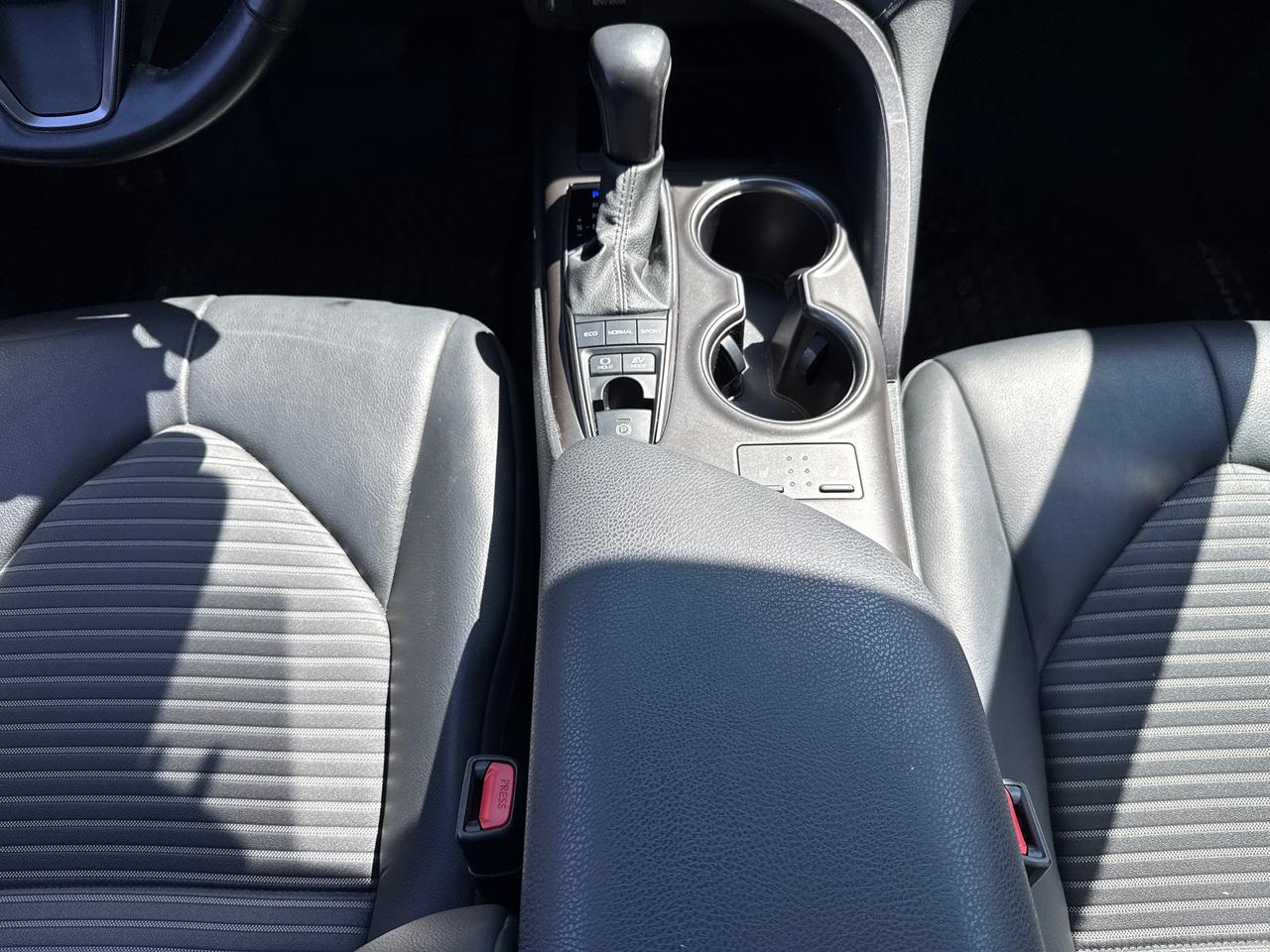 2021 Toyota Camry HYBRID SE Photo