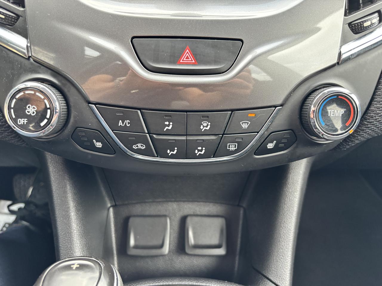 2017 Chevrolet Cruze LT ** HTD SEATS , CARPLAY ** Photo