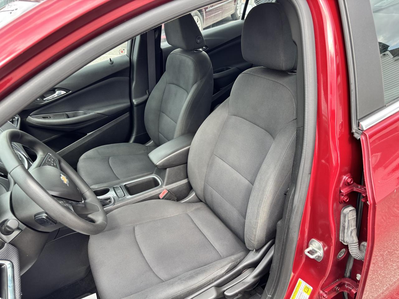 2017 Chevrolet Cruze LT ** HTD SEATS , CARPLAY ** Photo