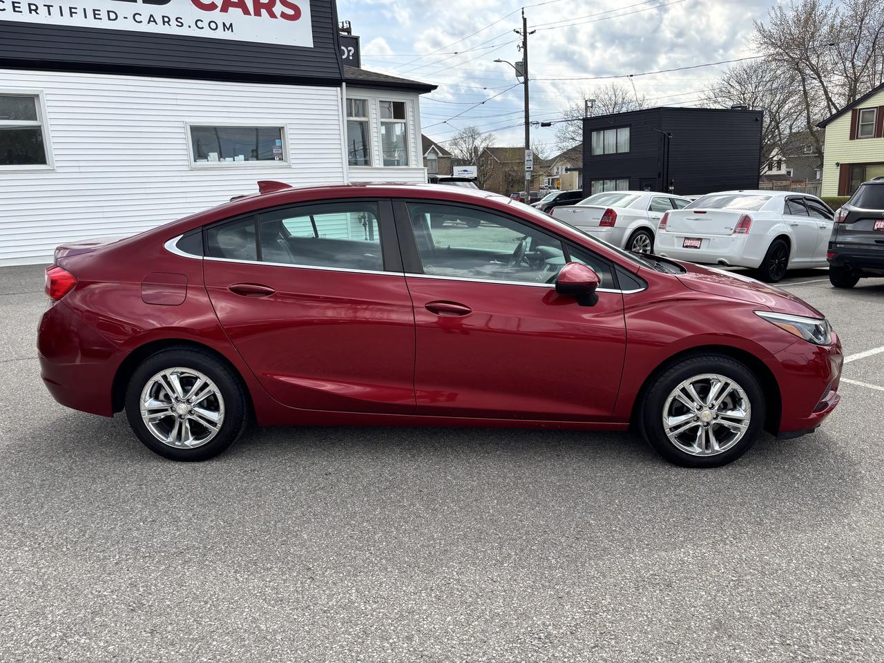 2017 Chevrolet Cruze LT ** HTD SEATS , CARPLAY ** Photo