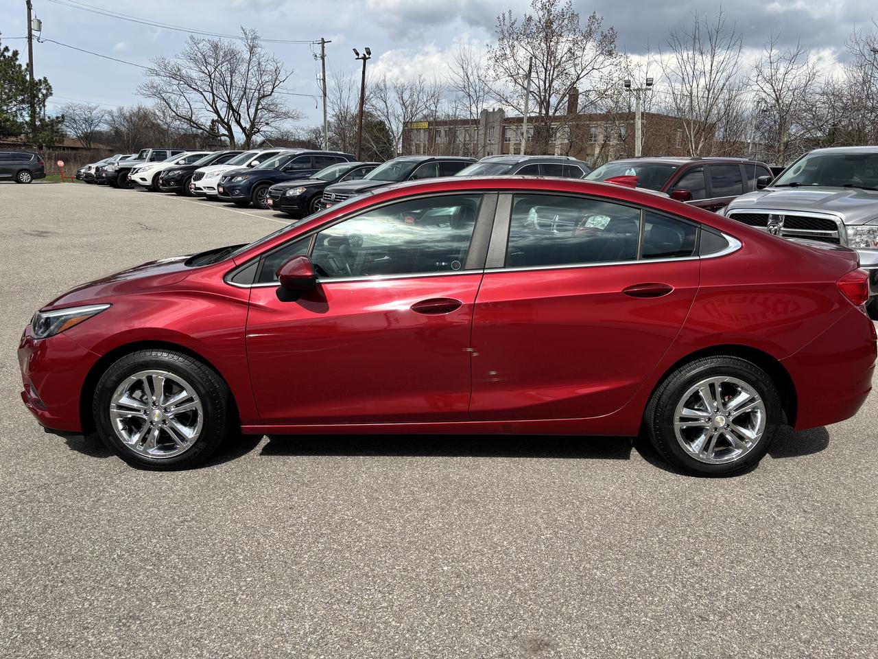 2017 Chevrolet Cruze LT ** HTD SEATS , CARPLAY ** Photo
