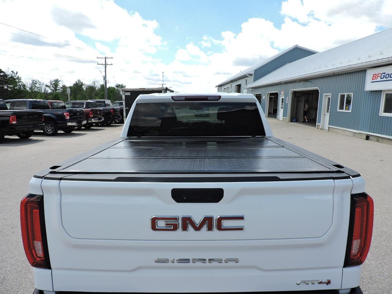2022 GMC Sierra 1500 AT4 6.2L 4X4 Leather 1 Owner 84000 KMS Photo