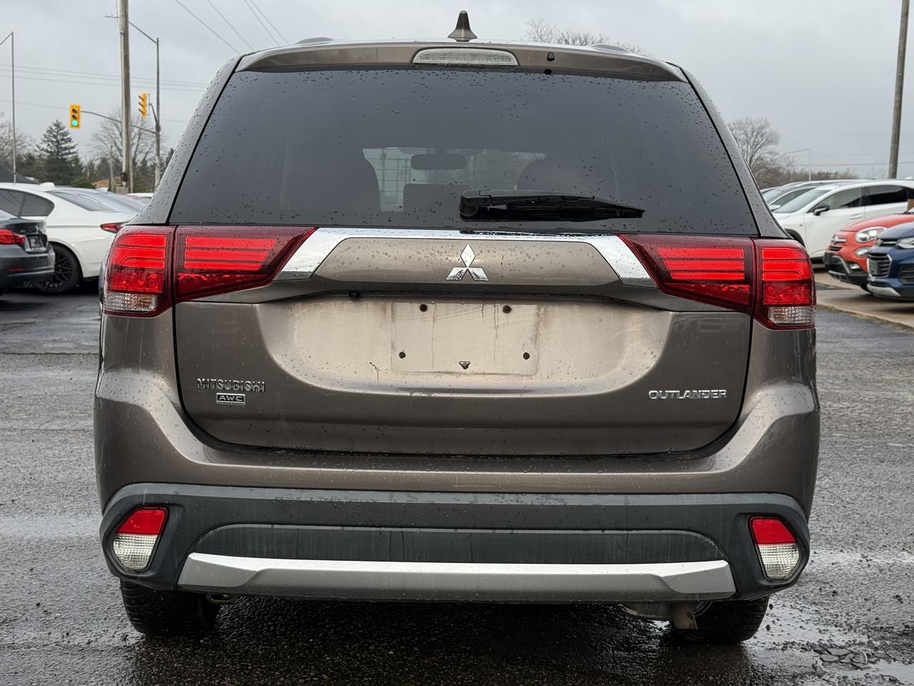 2018 Mitsubishi Outlander ES Photo