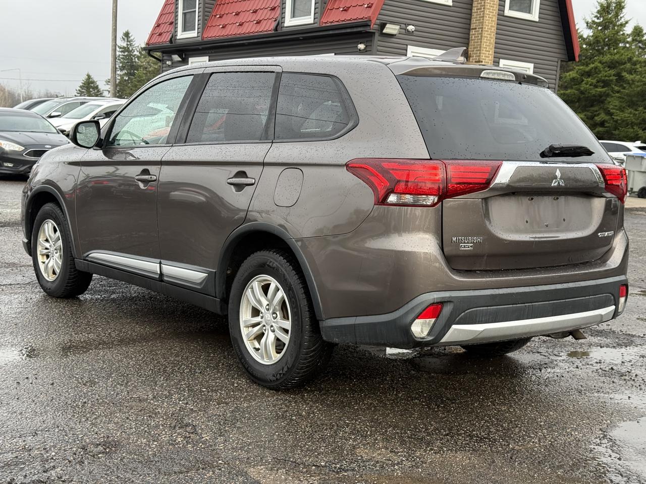 2018 Mitsubishi Outlander ES Photo