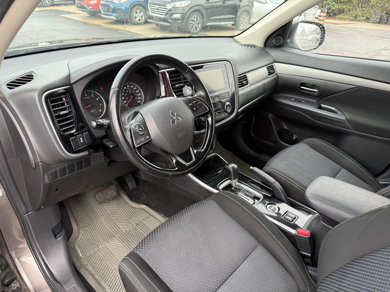 2018 Mitsubishi Outlander ES Photo