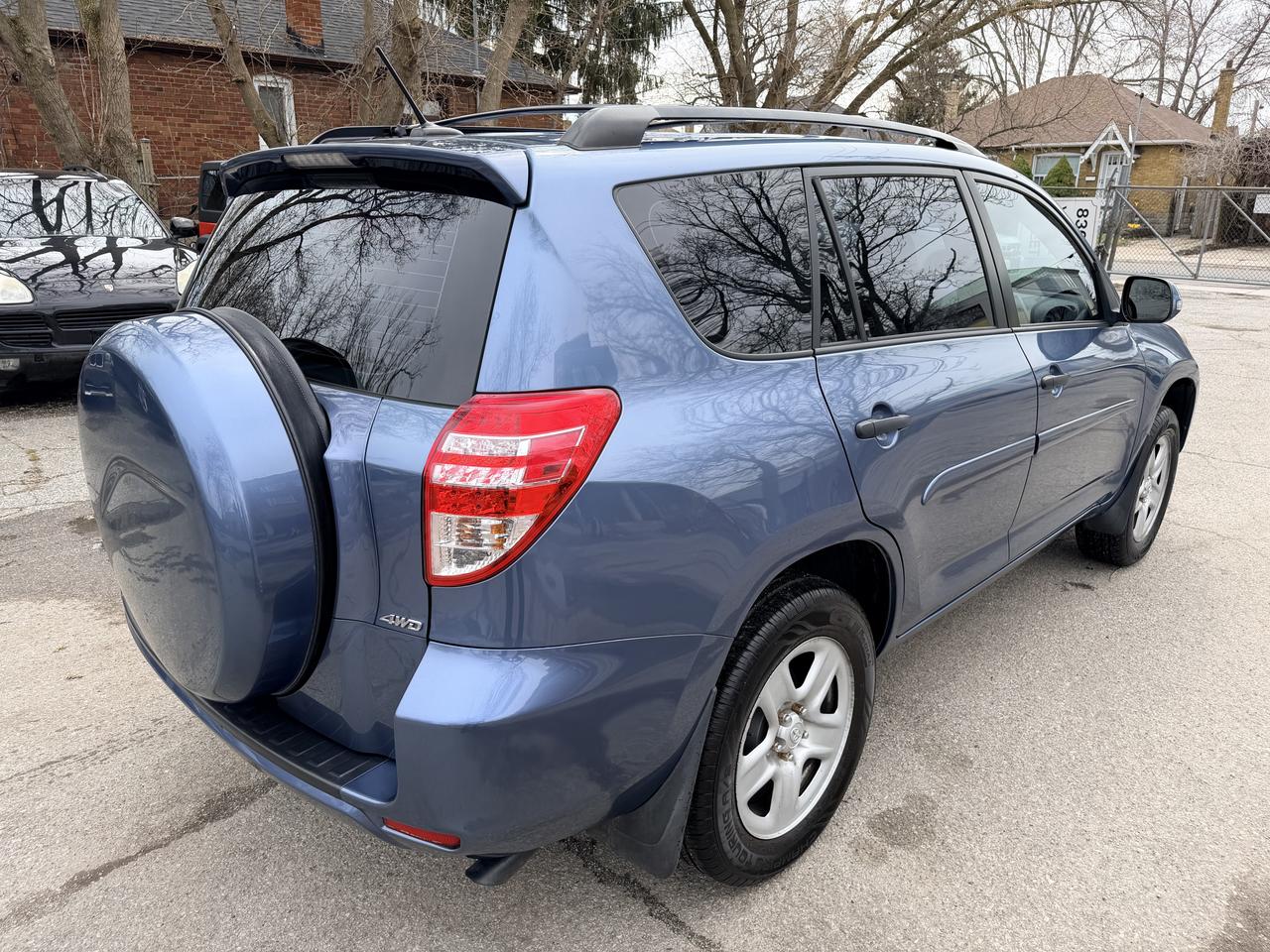 2012 Toyota RAV4 - 4WD Photo4