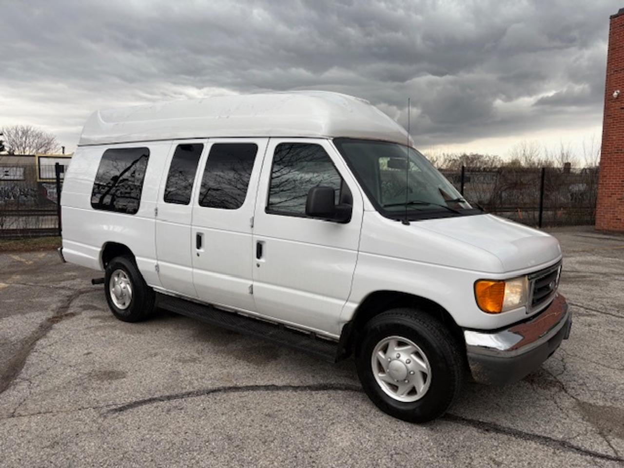 2007 Ford Econoline E-350 **ONLY 40,000KM-BRAUN WHEEL CHAIR-HIGH ROOF** Photo