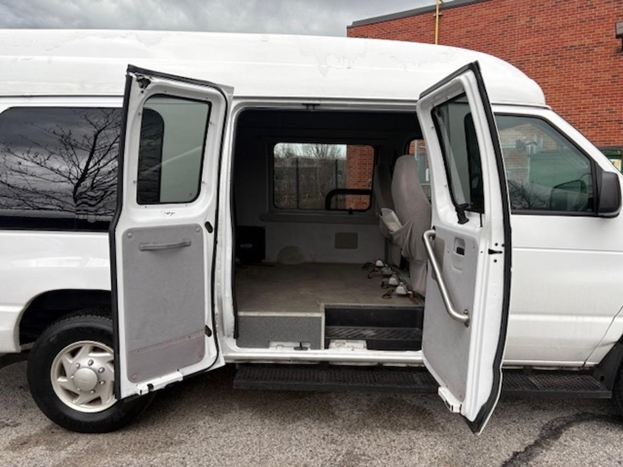 2007 Ford Econoline E-350 **ONLY 40,000KM-BRAUN WHEEL CHAIR-HIGH ROOF** Photo