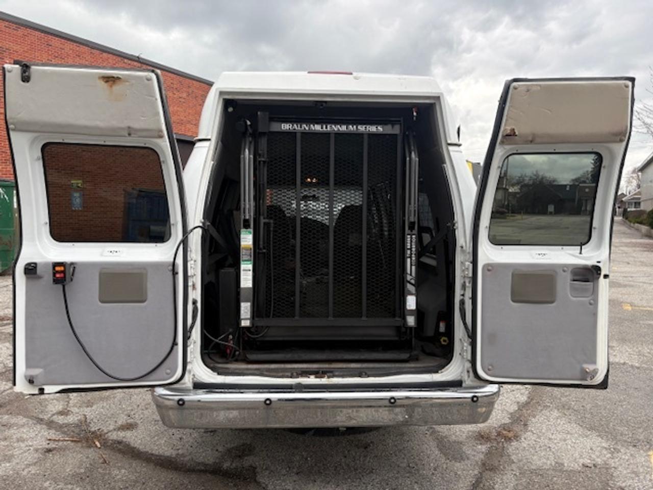 2007 Ford Econoline E-350 **ONLY 40,000KM-BRAUN WHEEL CHAIR-HIGH ROOF** Photo