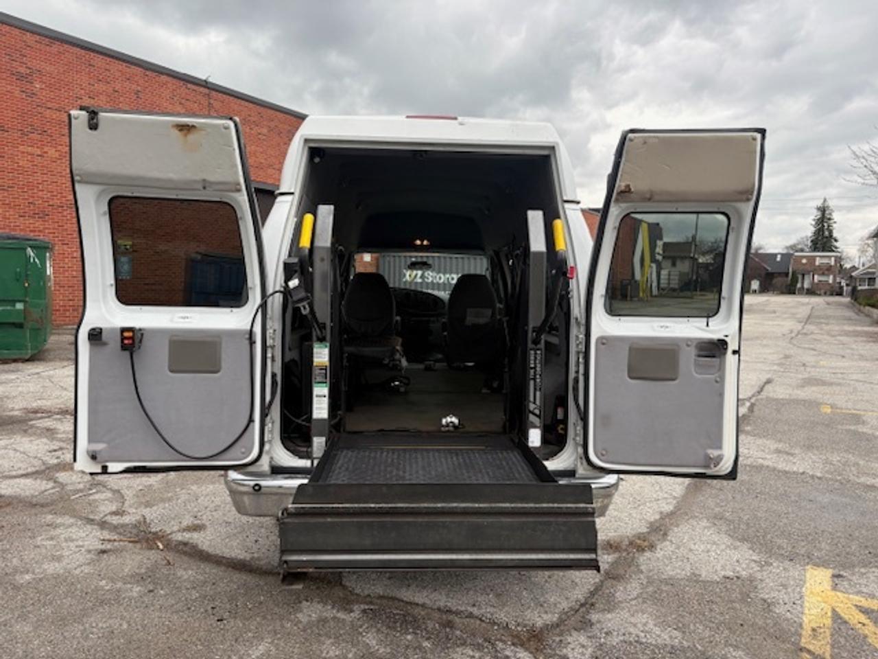 2007 Ford Econoline E-350 **ONLY 40,000KM-BRAUN WHEEL CHAIR-HIGH ROOF** Photo