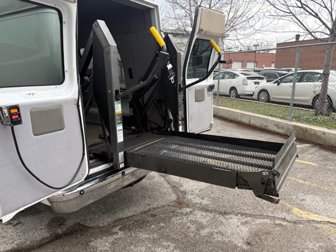 2007 Ford Econoline E-350 **ONLY 40,000KM-BRAUN WHEEL CHAIR-HIGH ROOF** Photo