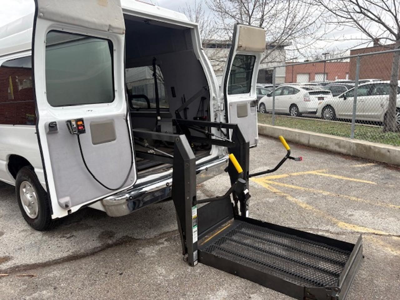 2007 Ford Econoline E-350 **ONLY 40,000KM-BRAUN WHEEL CHAIR-HIGH ROOF** Photo