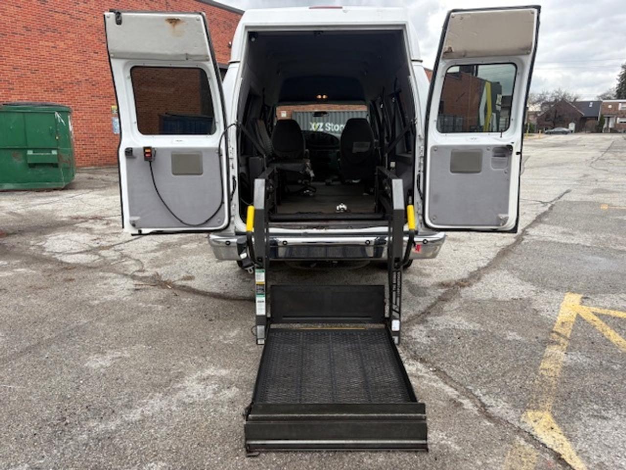 2007 Ford Econoline E-350 **ONLY 40,000KM-BRAUN WHEEL CHAIR-HIGH ROOF** Photo