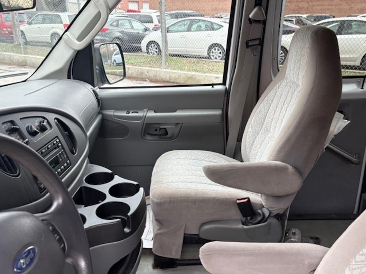 2007 Ford Econoline E-350 **ONLY 40,000KM-BRAUN WHEEL CHAIR-HIGH ROOF** Photo