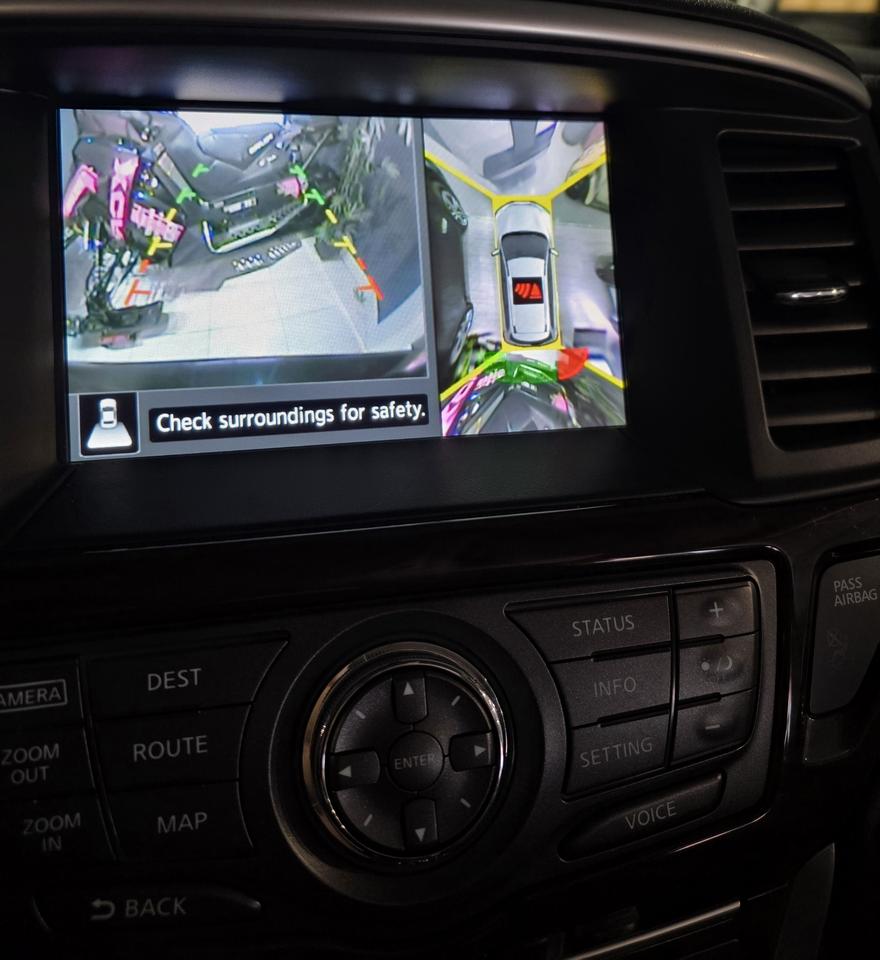 2015 Nissan Pathfinder Platinum Photo
