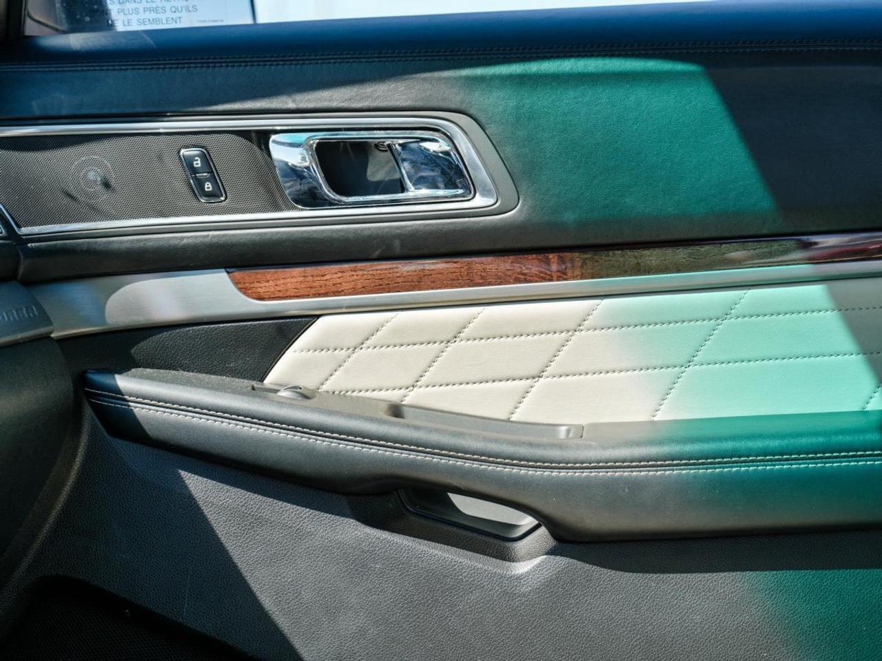 2017 Ford Explorer Platinum/ 3 Rows Of | LEATHER | SUN ROOF | NAVI Photo