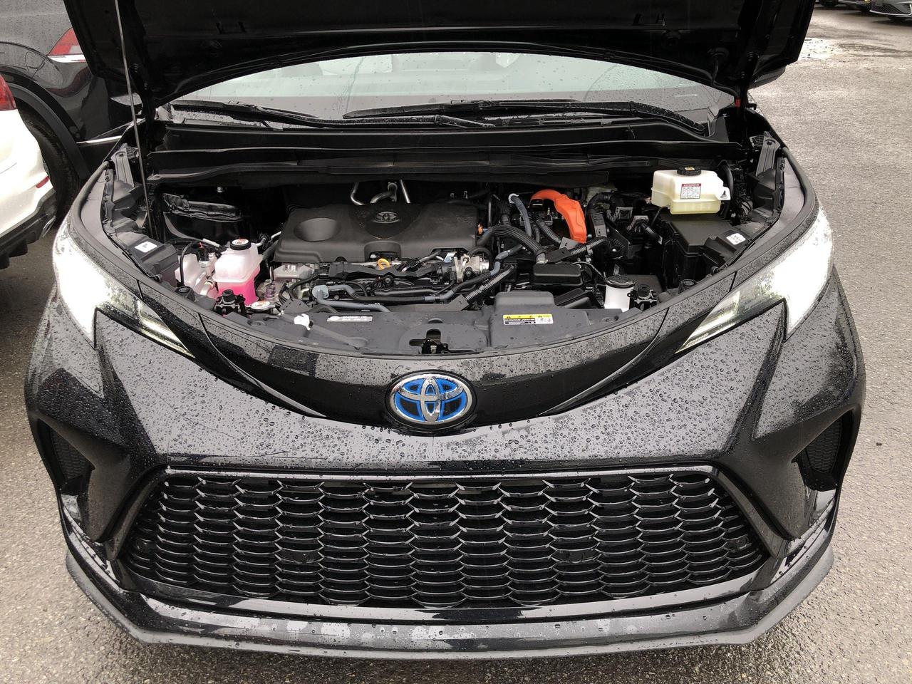 2025 Toyota Sienna XSE 7-Passenger XSE HYBRID!!  AWD, ROOF, HTD. SEAT Photo