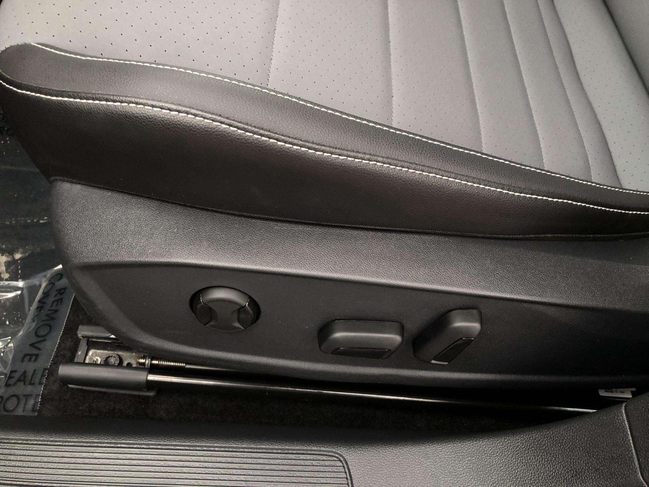 2025 Volkswagen Jetta Comfortline COMFORTLINE, LEATHERETTE, ROOF, HTD. SEATS, BLIS, BK. CAM, ALLOYS Photo
