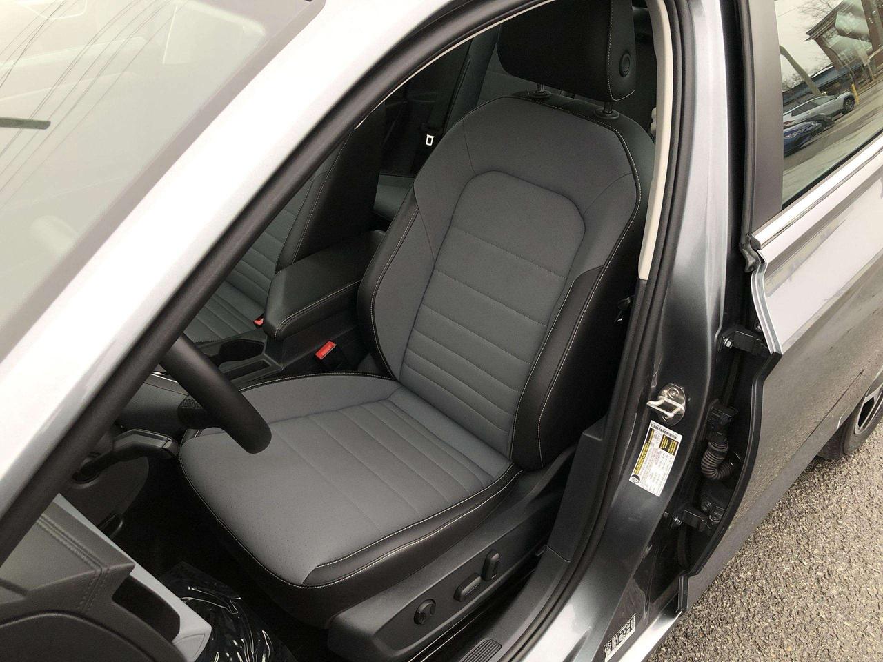 2025 Volkswagen Jetta Comfortline COMFORTLINE, LEATHERETTE, ROOF, HTD. SEATS, BLIS, BK. CAM, ALLOYS Photo