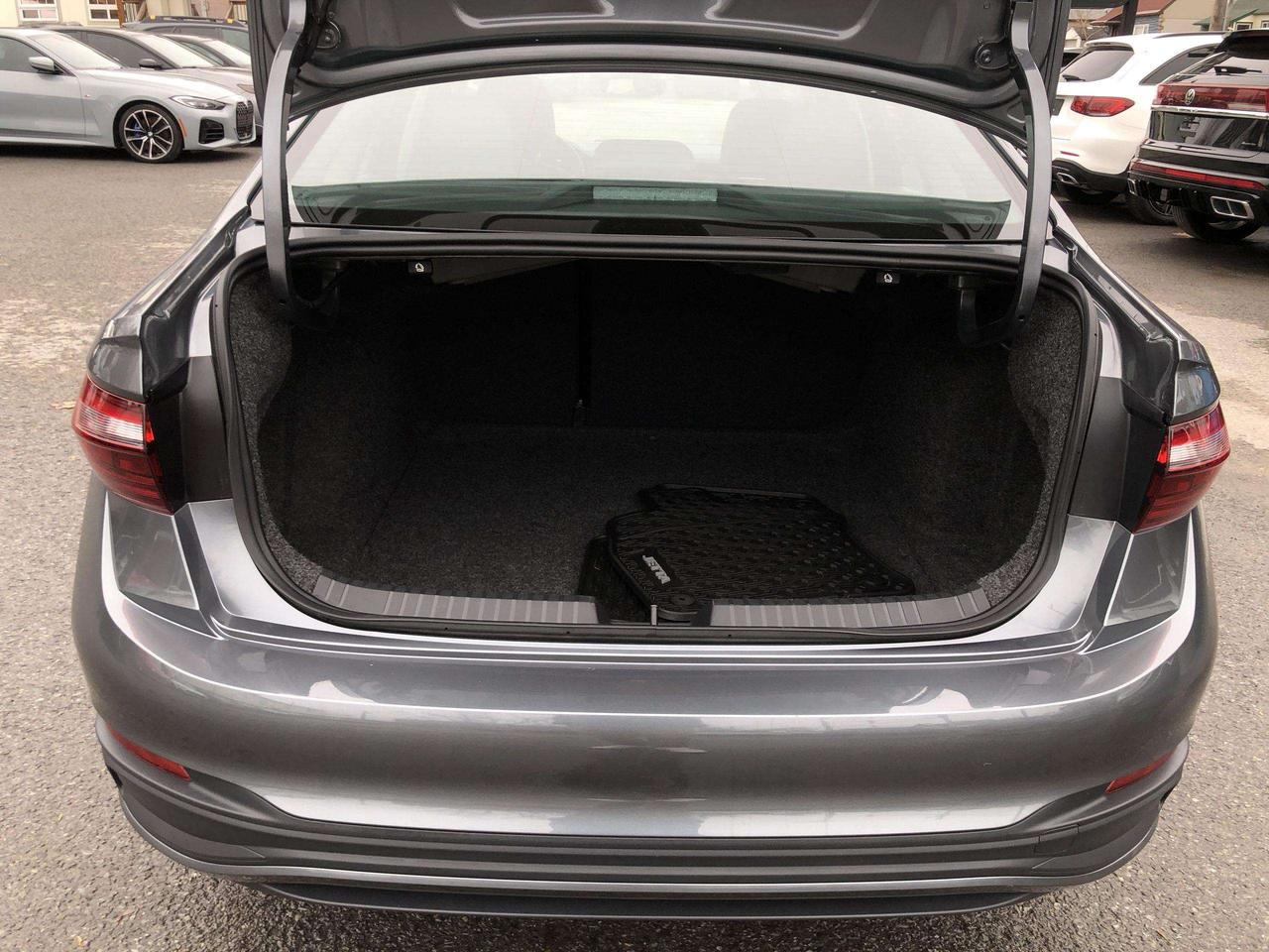 2025 Volkswagen Jetta Comfortline COMFORTLINE, LEATHERETTE, ROOF, HTD. SEATS, BLIS, BK. CAM, ALLOYS Photo