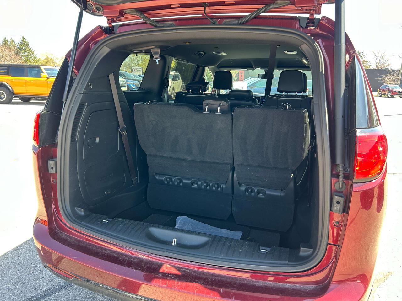 2020 Chrysler Pacifica LTD, 8 PASS, REMOTE START, HEATED/ COOLED LEATHER! Photo