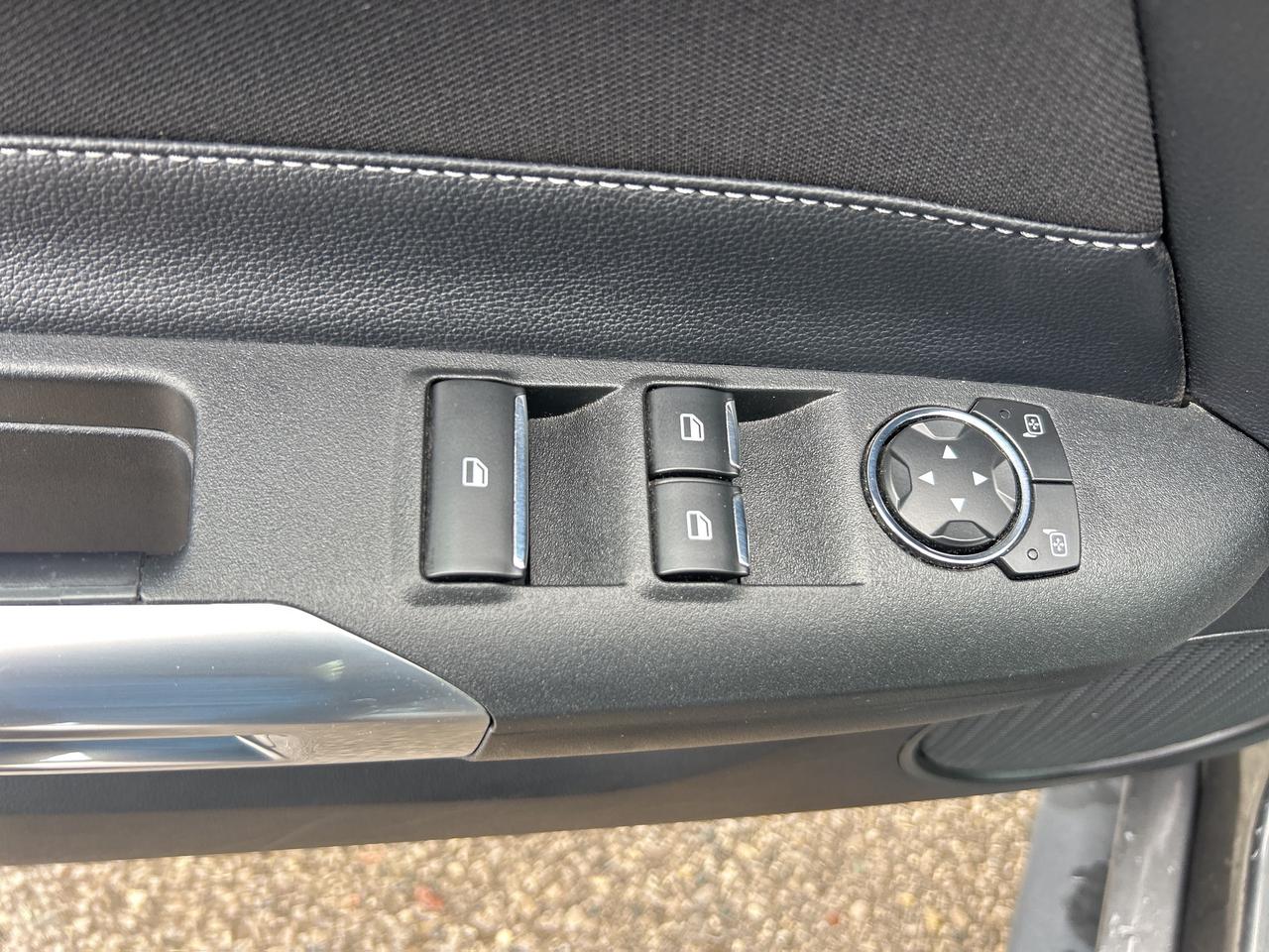 2017 Ford Mustang 3.7L, AUTO, REMOTE START, BACK UP CAMERA, CLOTH! Photo