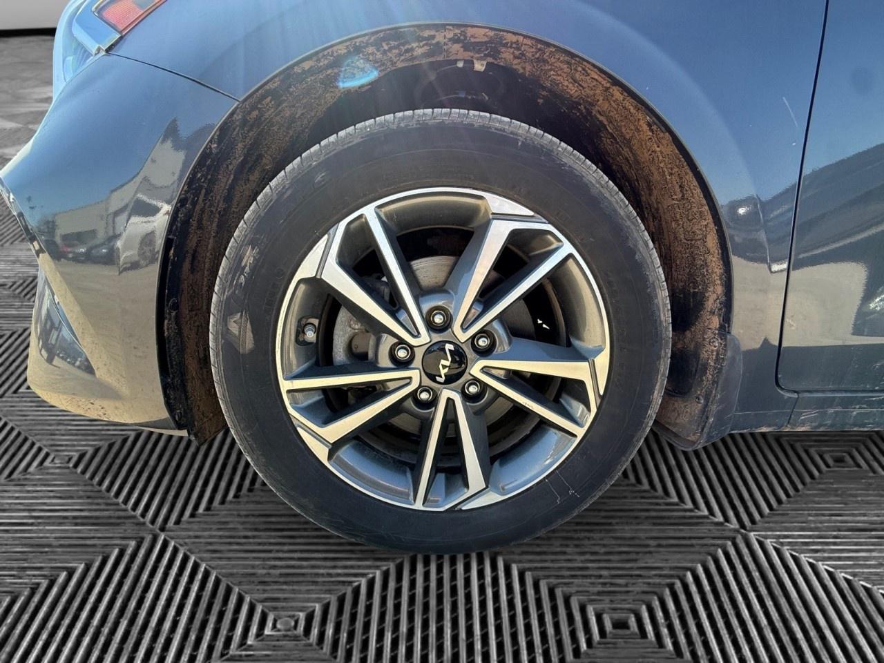 2023 Kia Forte5 EX IVT Photo