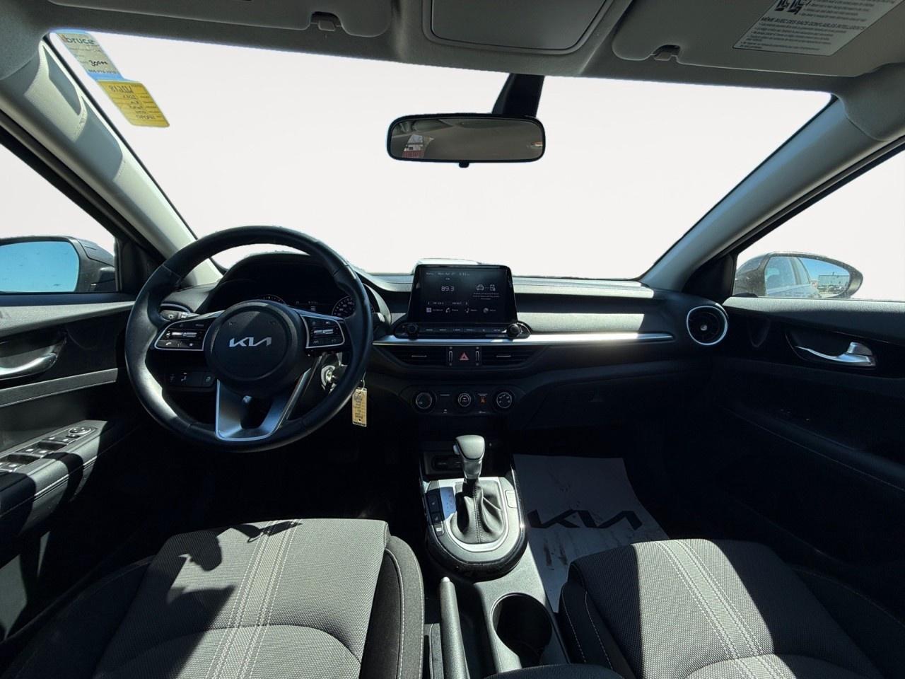 2023 Kia Forte5 EX IVT Photo