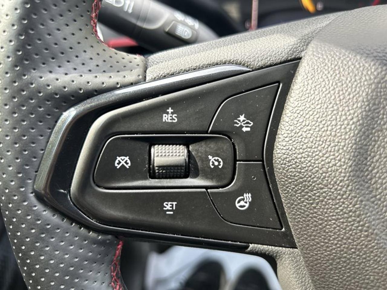 2025 Chevrolet Trax RS 2WD | Heated Steering Wheel | Leather Seats Photo