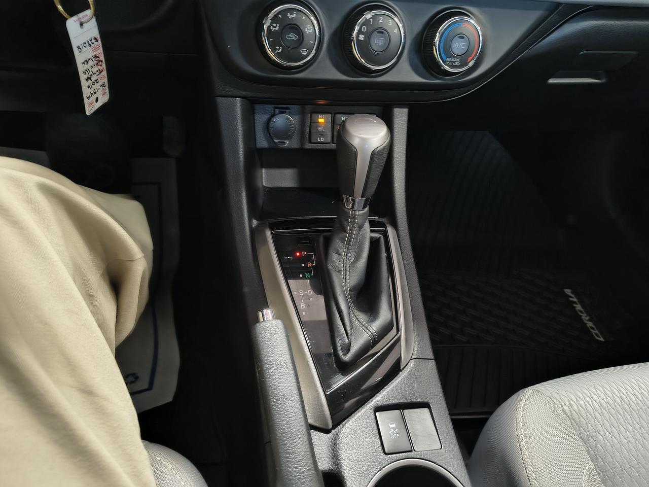 2016 Toyota Corolla LE Photo0