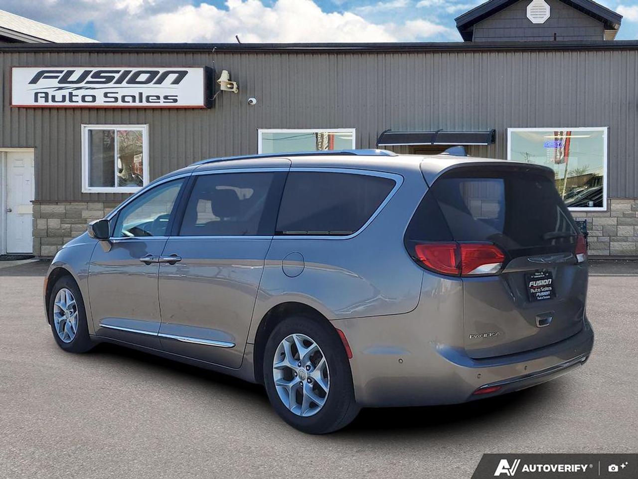 2017 Chrysler Pacifica Touring-L Plus-LEATHER-NAVIGATION-REMOTE START Photo4
