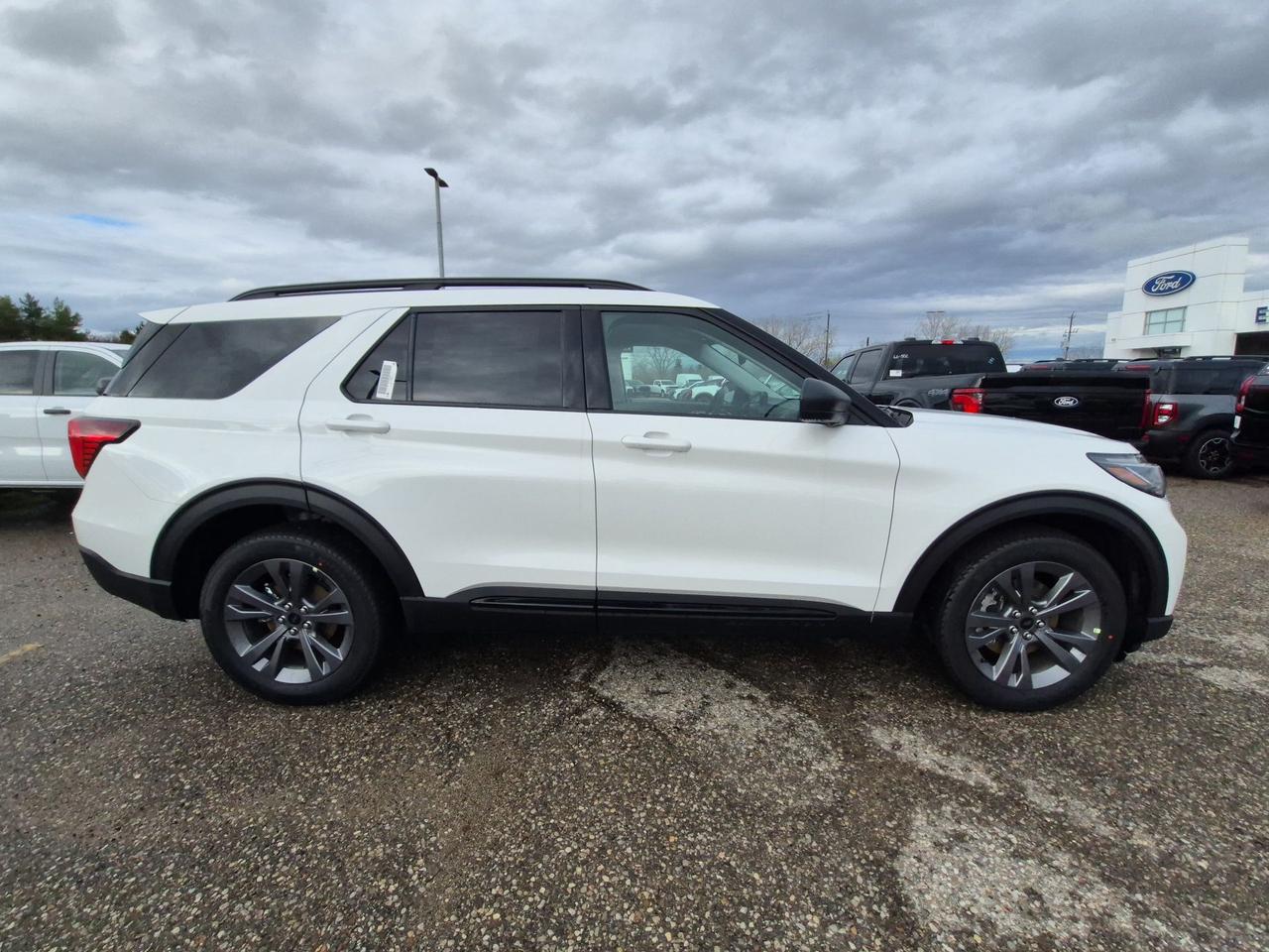 2026 Ford Explorer ACTIVE, PANO ROOF, ADAPTIVE CRUISE, 20" ALLOYS Photo3