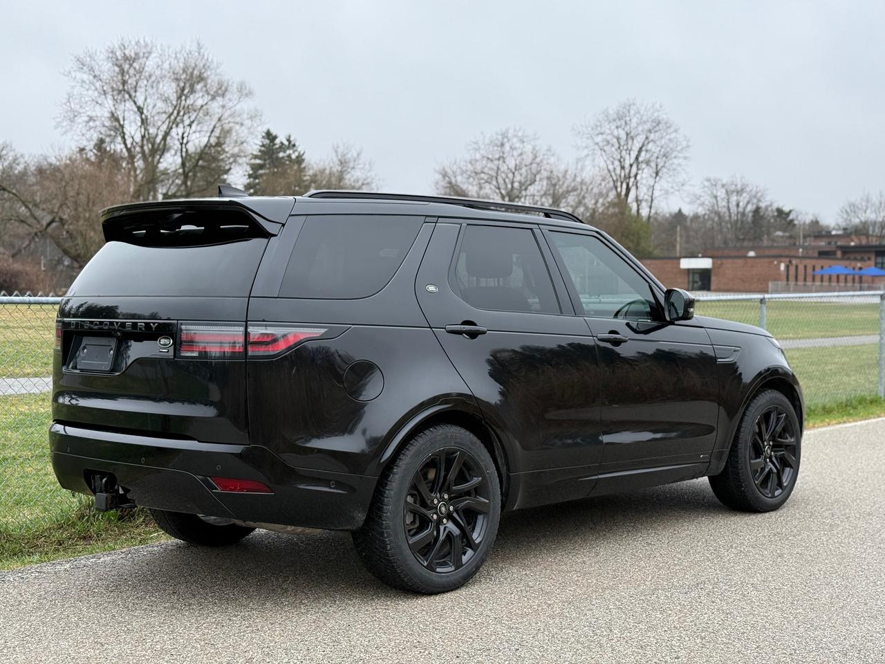 2022 Land Rover Discovery P360 R-Dynamic S Photo4