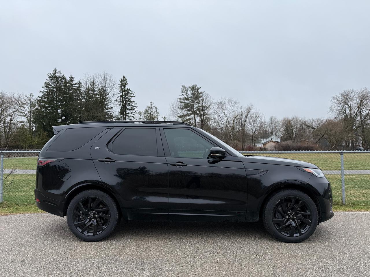 2022 Land Rover Discovery P360 R-Dynamic S Photo