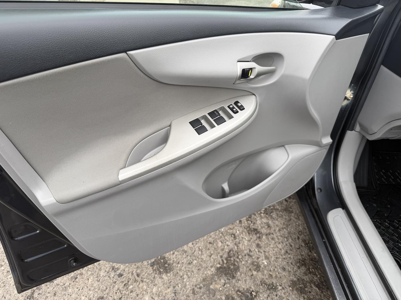 2012 Toyota Corolla LE Photo