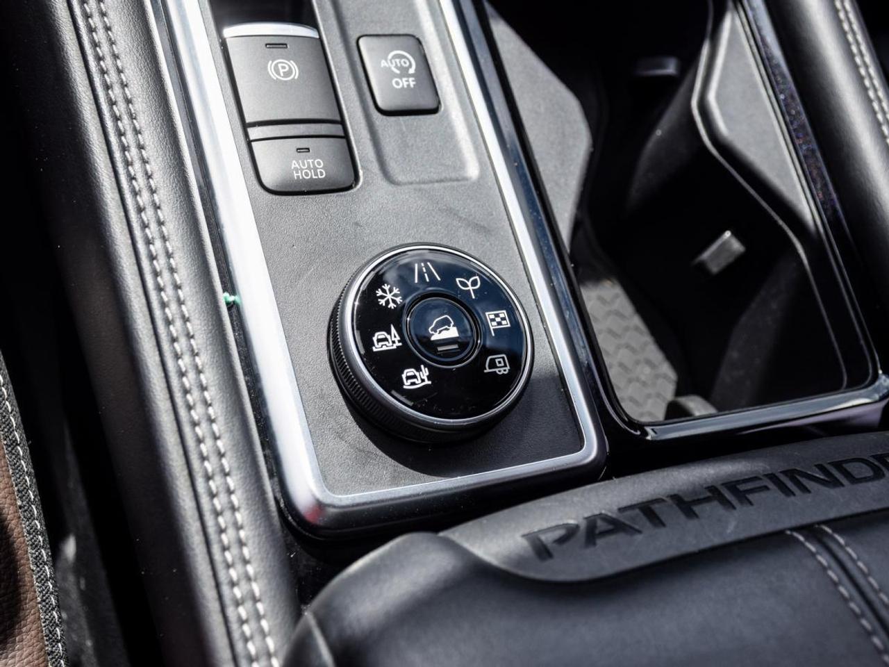 2023 Nissan Pathfinder PLATINUM   1owner, No Accidents, LOW KMS Photo
