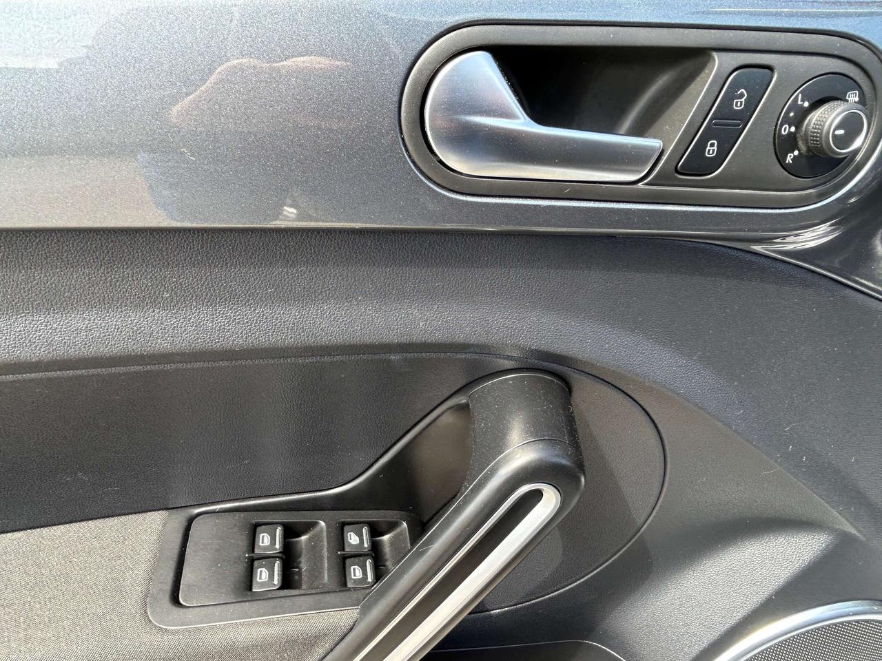 2018 Volkswagen Beetle TRENDLINE/CONVERTIBLE/ONLY 60K KMS CALL PICTON Photo