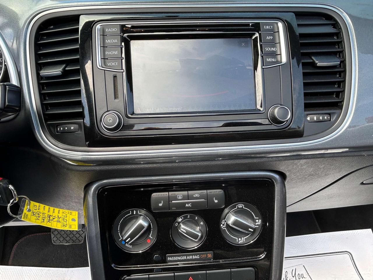 2018 Volkswagen Beetle TRENDLINE/CONVERTIBLE/ONLY 60K KMS CALL PICTON Photo