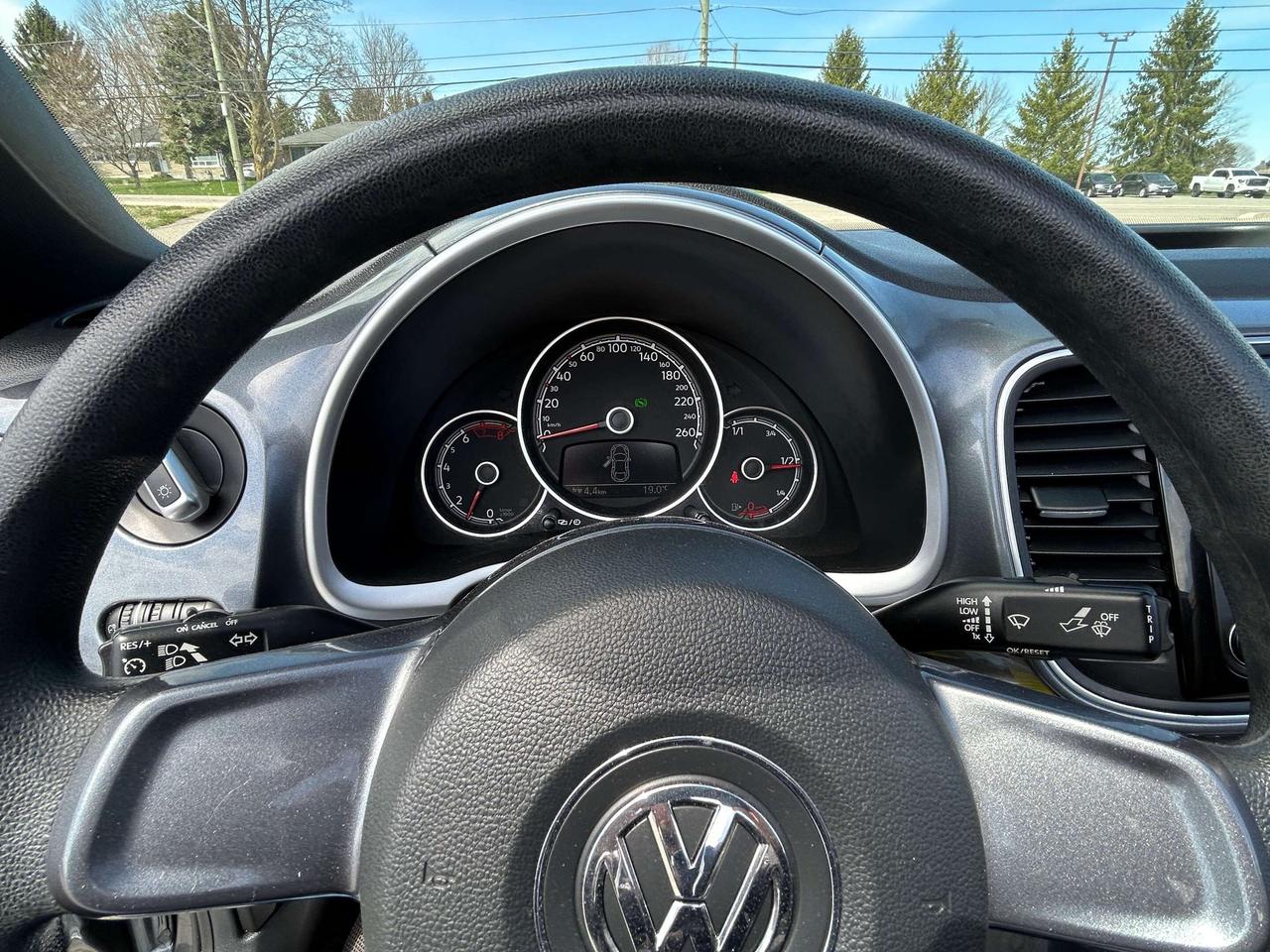 2018 Volkswagen Beetle TRENDLINE/CONVERTIBLE/ONLY 60K KMS CALL PICTON Photo