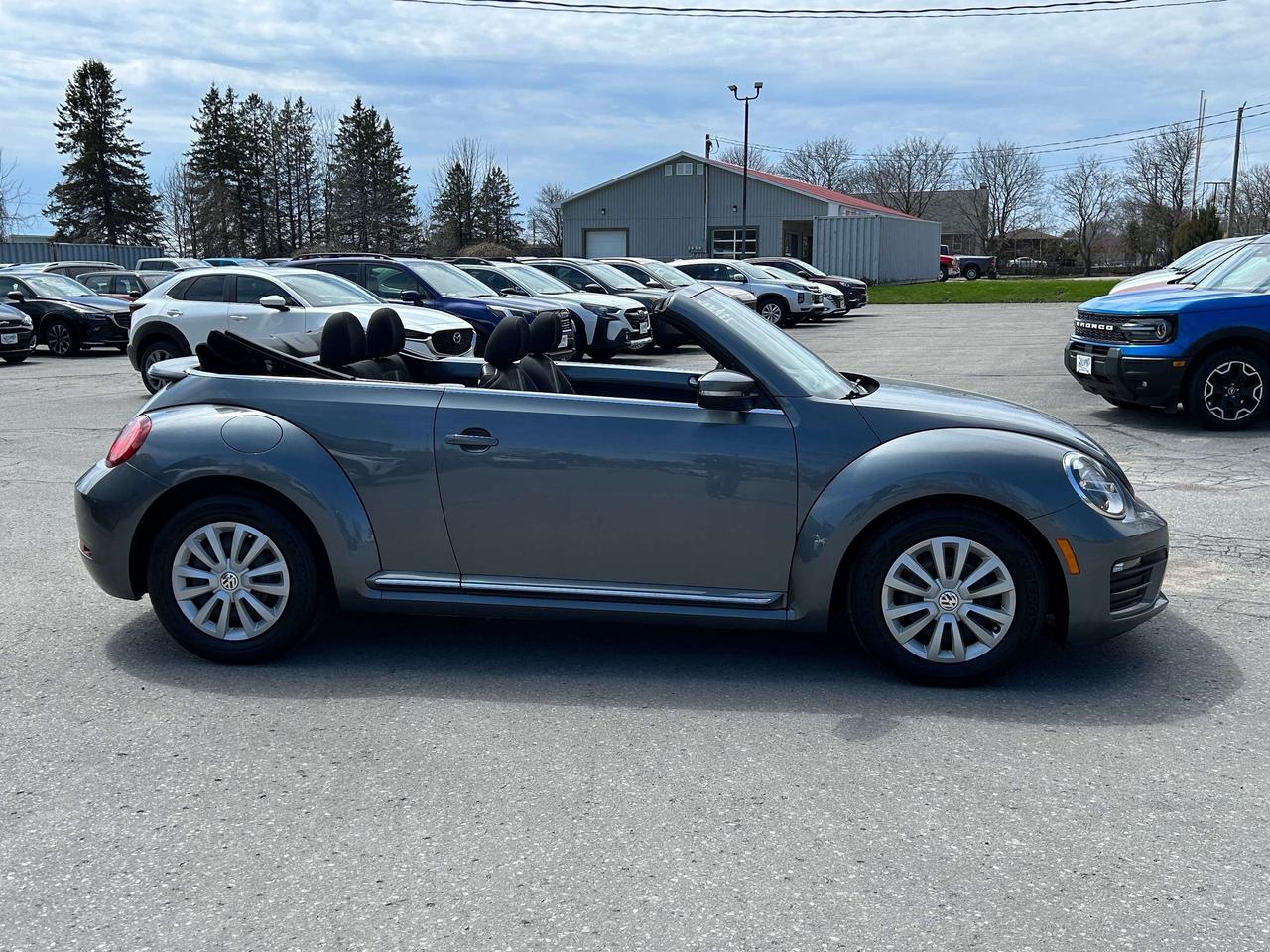 2018 Volkswagen Beetle TRENDLINE/CONVERTIBLE/ONLY 60K KMS CALL PICTON Photo