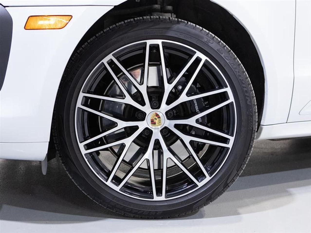 2024 Porsche Macan GTS AWD Photo