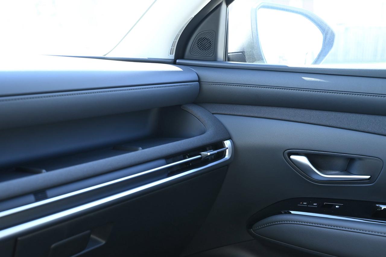 2025 Hyundai Tucson Plug-In Hybrid ULTIMATE/ 51K EV RANGE/ GOVERNMENT REBATE Photo